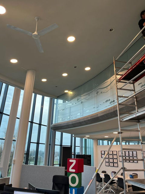 Dezwarte is niet bang van werken op grote hoogte! Wij verzorgden de verlichting in het Jetair-center te Oostende
