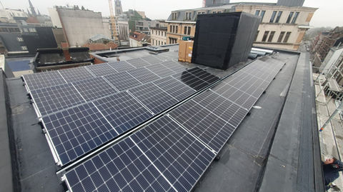Het plaatsen van zonnepanelen behoort tot onze expertise. Graag verbinden we ze met uw energietoepassingen. Hierbij een voorbeeld van de plaatsing op een appartementsgebouw in Kortrijk.