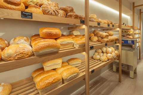Dezwarte werd gevraagd om te transformatie van deze bekende bakkerswinkel in Diksmuide onder handen te nemen. Geniet mee van het resultaat.