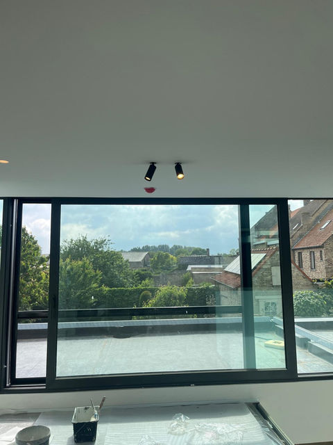 Dezwarte heeft dit pand in Lo-Reninge duurzaam getransformeerd tot een modern notariskantoor voorzien van alle technieken.