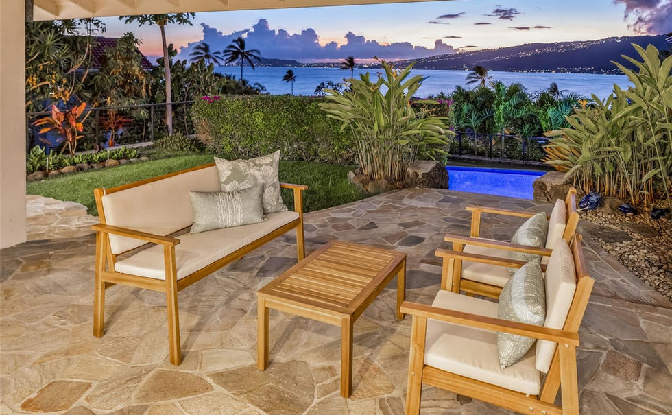 A slice of paradise: Bright and open space, surrounded by greenery, with ocean-inspired decor