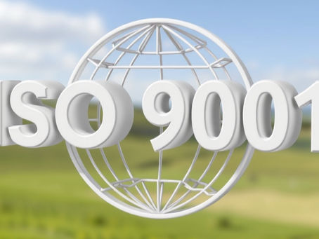 Le logo de l'ISO avec la mappemonde en 3D contient le titre "ISO 9001"