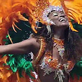 Reine du carnaval de Mindelo dansant la samba.