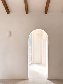 Rénovation fermette brabant-wallon, ouverture arrondie et épurée.