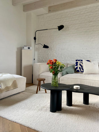 Aménagement séjour, salon ouvert avec poutres apparentes. Lumineux et authentique doté d'une touche de décoration minimaliste et unique. 