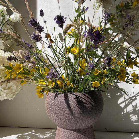 Vase naturel avec bouquet champêtre 