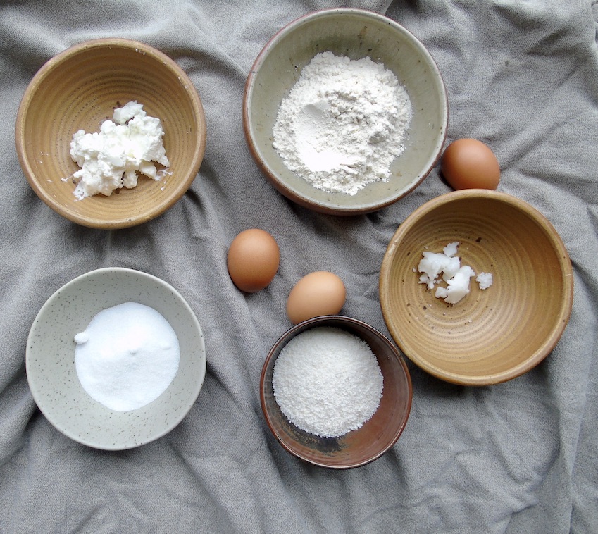 Découvrez la magie de la création culinaire avec cette mise en scène captivante d'ingrédients soigneusement présentés dans des bols assortis, accompagnés d'ustensiles de décoration élégants. Chaque ingrédient devient une pièce maîtresse, prêt à jouer son rôle dans une symphonie gustative. Les bols, une toile pour la créativité, se marient avec des ustensiles décoratifs, ajoutant une touche artistique à la préparation.