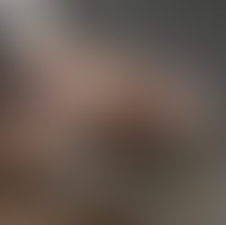 Julia C Woellner liegt auf dem Boden und hat ihre Hände auf der Brust, Augen geschlossen