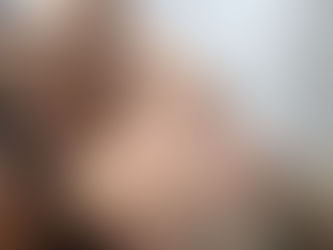 Julia C Woellner liegt mit geschlossenen Augen und den Händen auf der Brust auf einer Yoga Matte