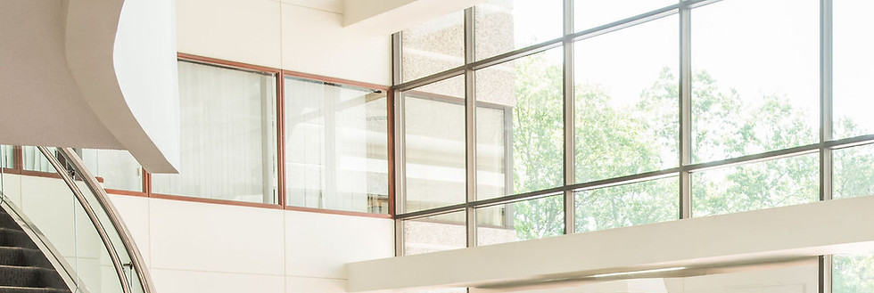 Ventanas modernas en el vestíbulo del edificio de oficinas Sullivan & Sullivan