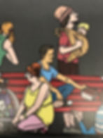 Foto di illustrazioni di Konrad Beck che si trovano all'interno dei vagoni del treno Gottardo. Nell'immagine vi sono una panchina con persone e dietro una persona con un bambino nel marsupio