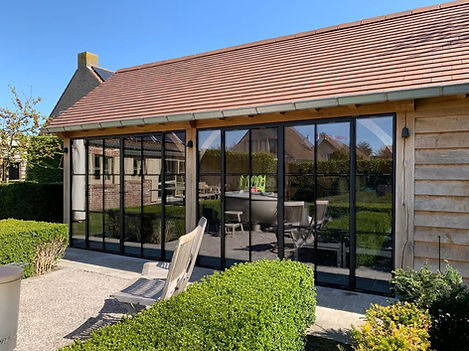 Landelijke bijgebouw - buitenzijde uitgevoerd in eik met stalen ramen.