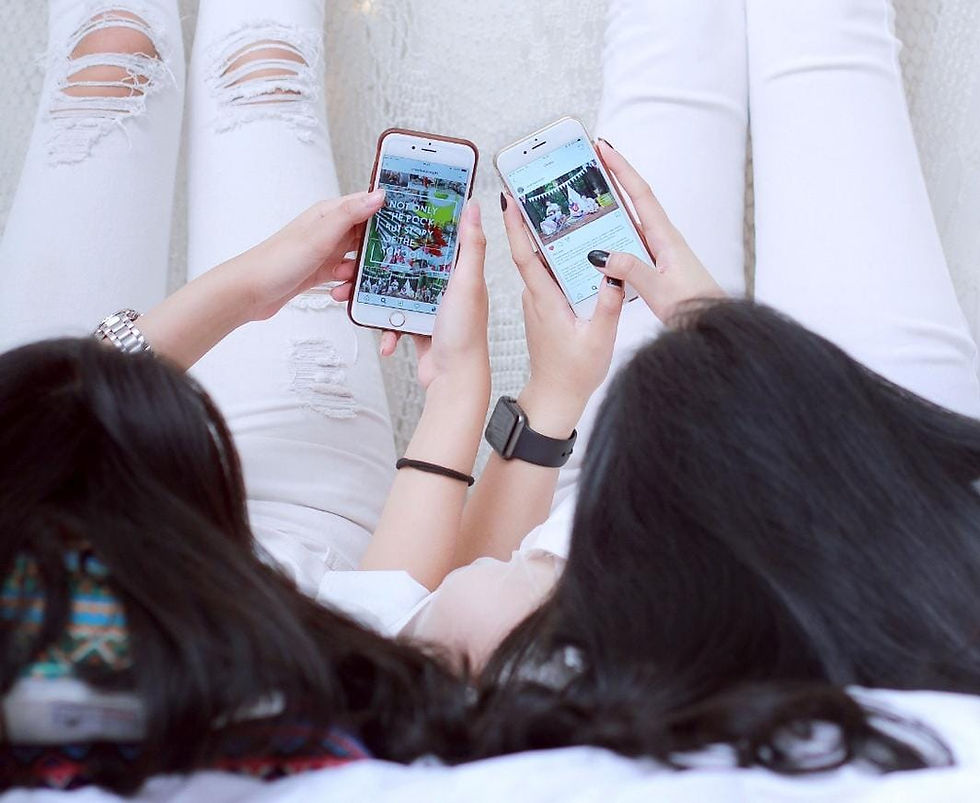 Figura 1 – Mulheres utilizam smartphones durante um momento de convivência. Fonte: Foto de Keira Burton, disponível no Pexels.