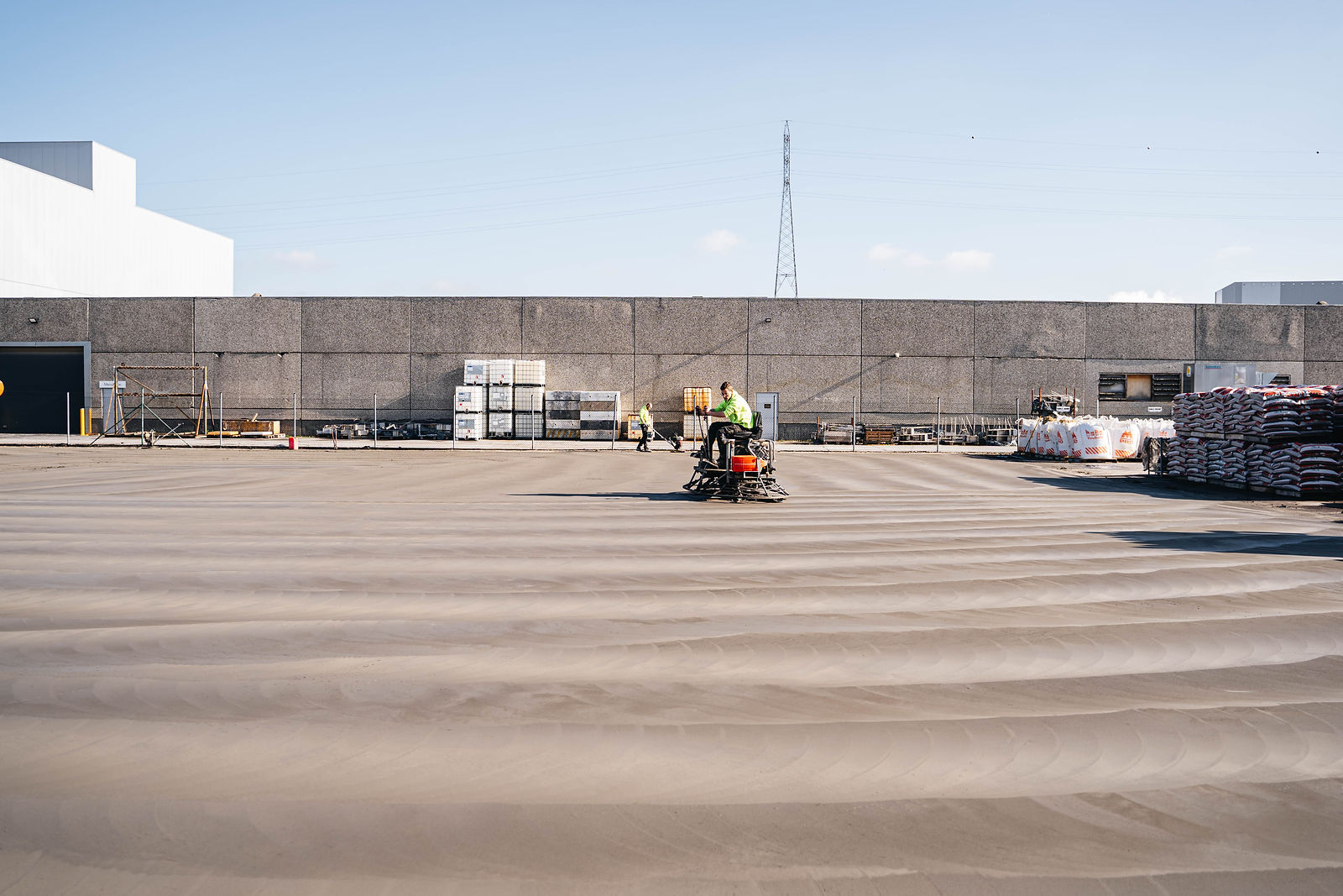 Machinale afwerking van een grote industriële betonvloer