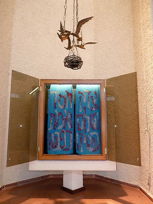 ארון הקודש בבית הכנסת אהל אברהם