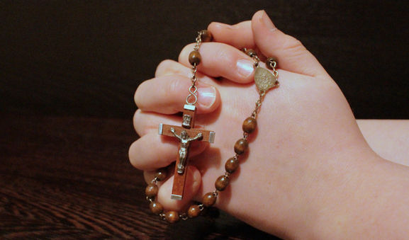 woman holding rosary