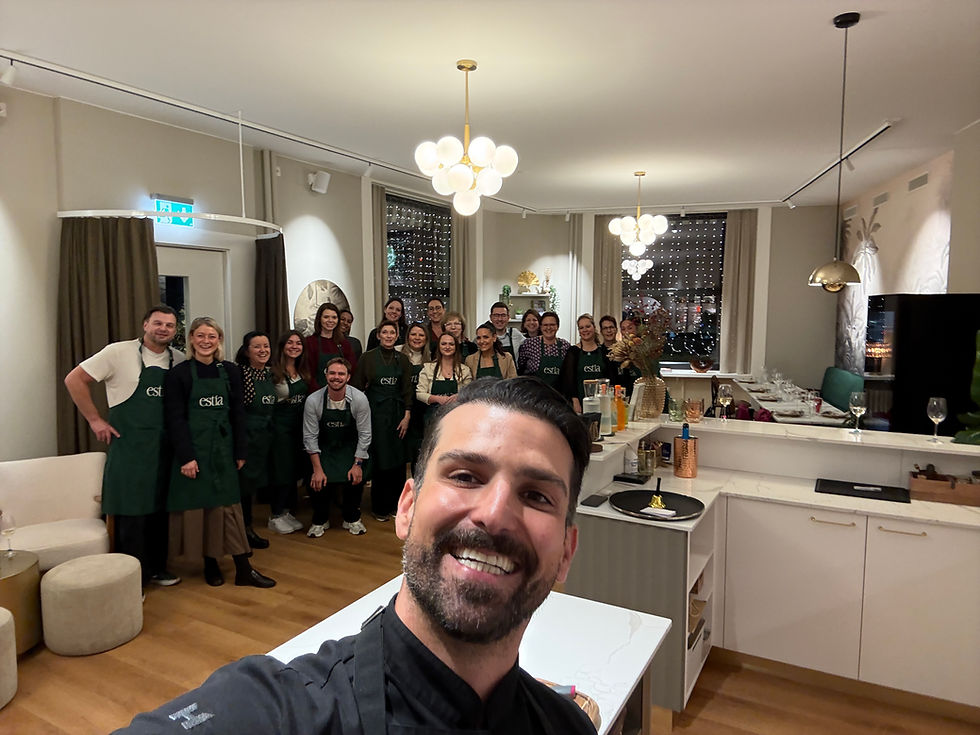 Team kocht gemeinsam in einer modernen Kochschule und Eventlocation in Zürich, bereitet Gerichte zu und erlebt ein gemeinsames Event.