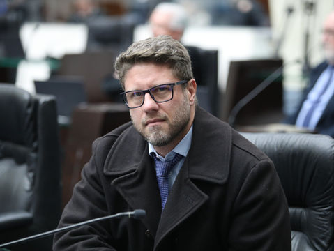 Requião Filho leva crítica à polarização política para evento internacional na Argentina
