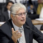 Senador Roberto Requião (PMDB-PR) durante reunião da Comissão de Educação, Cultura e Esporte (CE) para analisar projeto que proporciona orientação vocacional à alunos no último ano do ensino fundamental