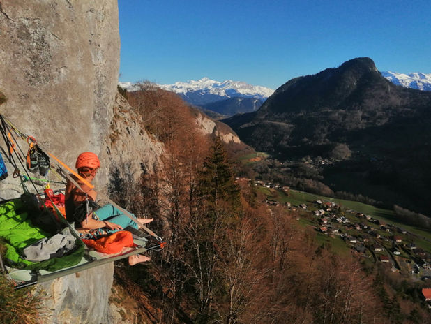 Bivouac suspendu en falaise.
