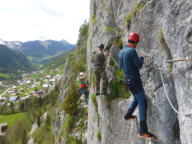 Enterrement de vie de garçon en via ferrata à Abondance