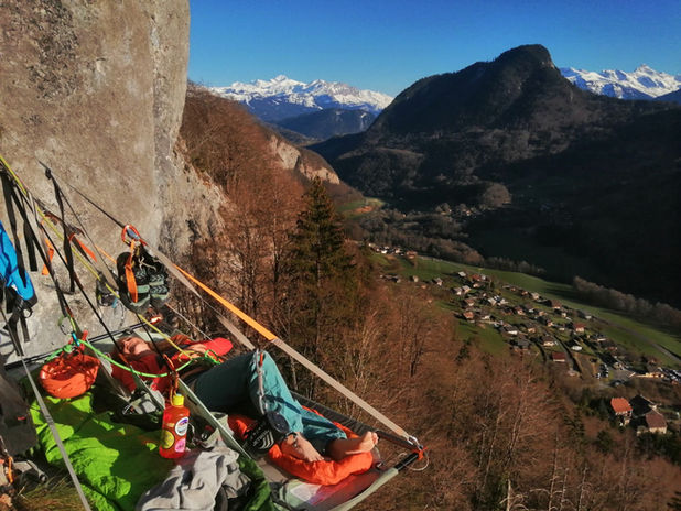 Bivouac suspendu en falaise.
