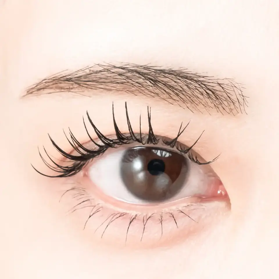 EYE D’OR Happy Essence Gloss Mascara applied to lashes, creating volume, curl and separation