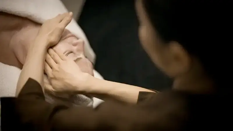 Face sculpting performed by Izumi Sugihara at En Beauty Auckland