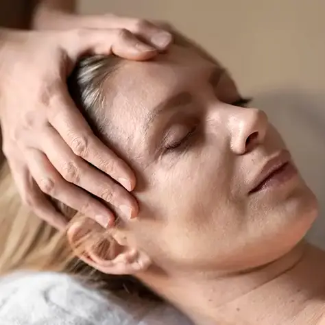 Meridian therapy message on relaxed client at En Beauty