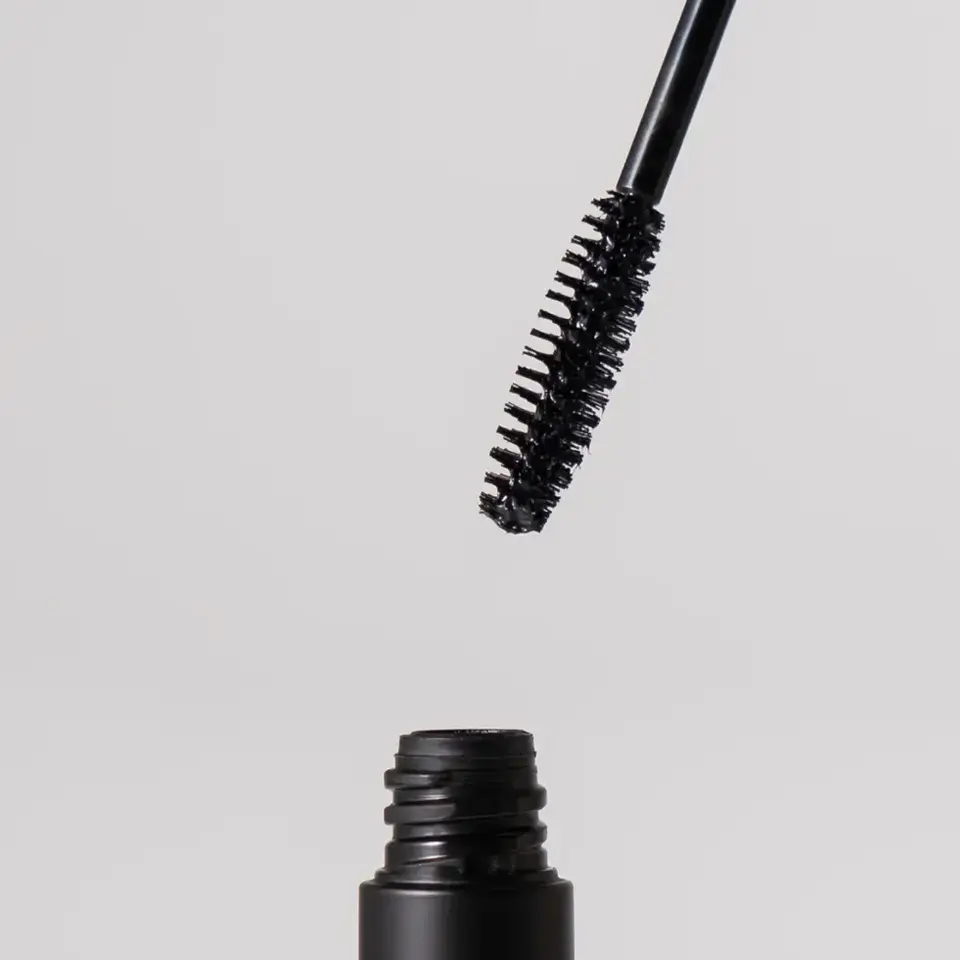 EYE D’OR Happy Essence Gloss Mascara brush showing non fibre wand for defined lashes