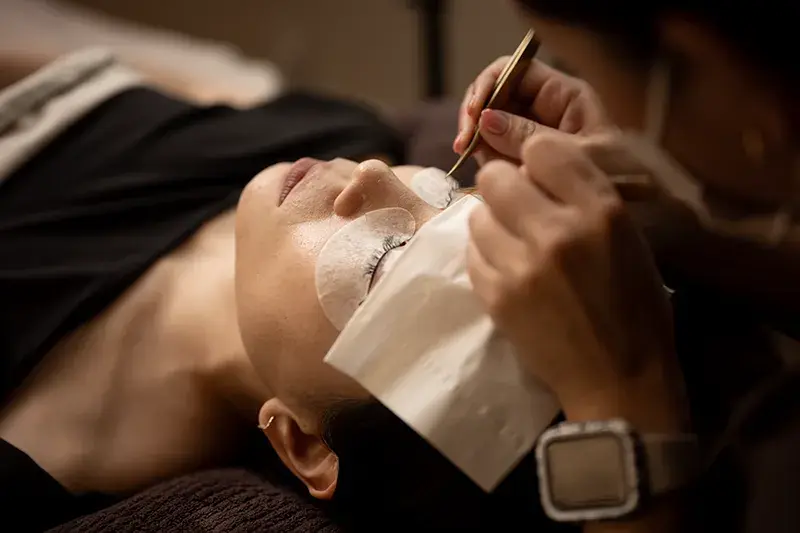eyelash extensions being applied one by one at En Beauty in New Zealand