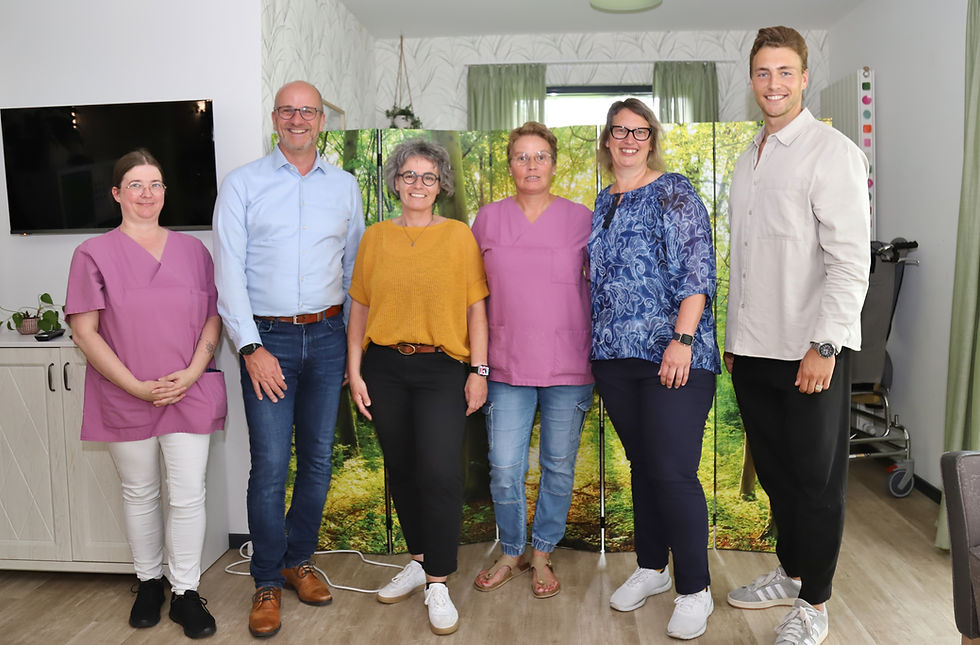 Bürgermeisterkandidat Luyven (2.v.l.) und Fabian Zitzke m. Einrichtungsleitung Alexandra Oetelshoven (2.v.r.) und Pflegedienstleitung Brigitte Rouenhoff (3.v.l.).