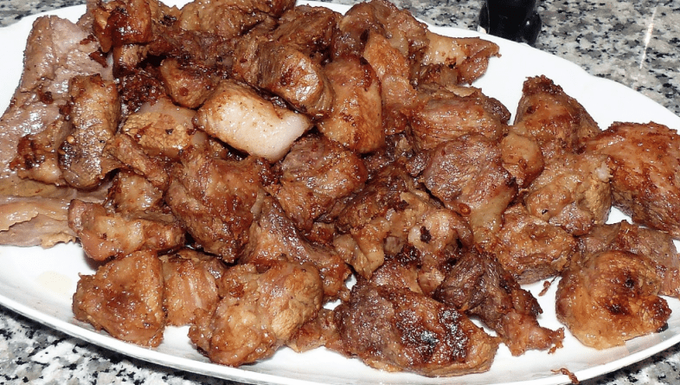 Las masas de cerdo fritas (pieces of fried pork)