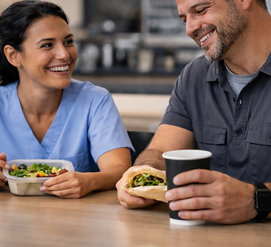 Kollegen beim Mittagessen im Pausenraum.png