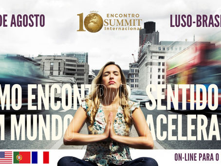 uma mulher em pose de lotus em meditação