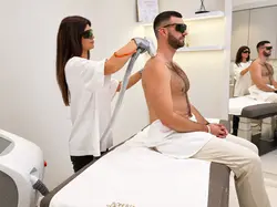 Sanft beleuchtete Laserbehandlung im Hautstudio-2