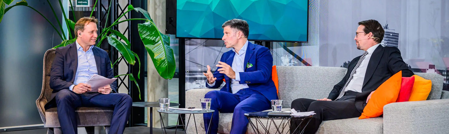 Moderator Prof. Dr. Florian Elert mit zwei Interviewten auf Sofa