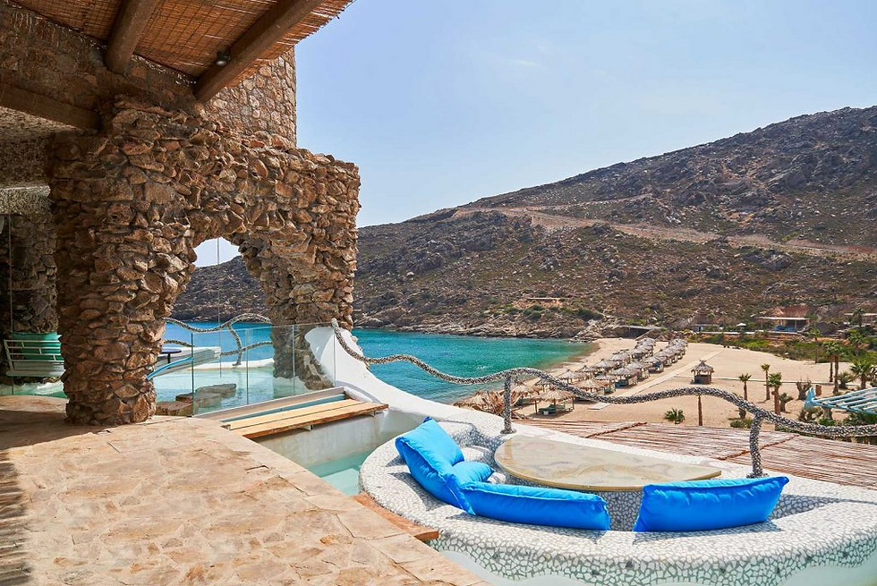 Blick auf den Pool und den Strand vom Hotel Calilo auf Ios