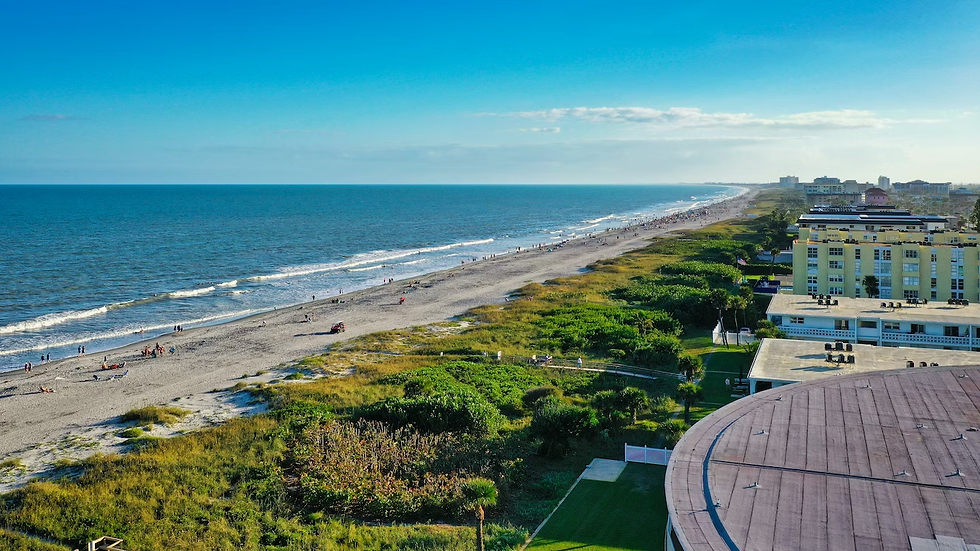 Luftbild-Drohnenaufnahme in Cocoa Beach, Florida, aufgenommen mit einer DJI Mavic 2 Pro.