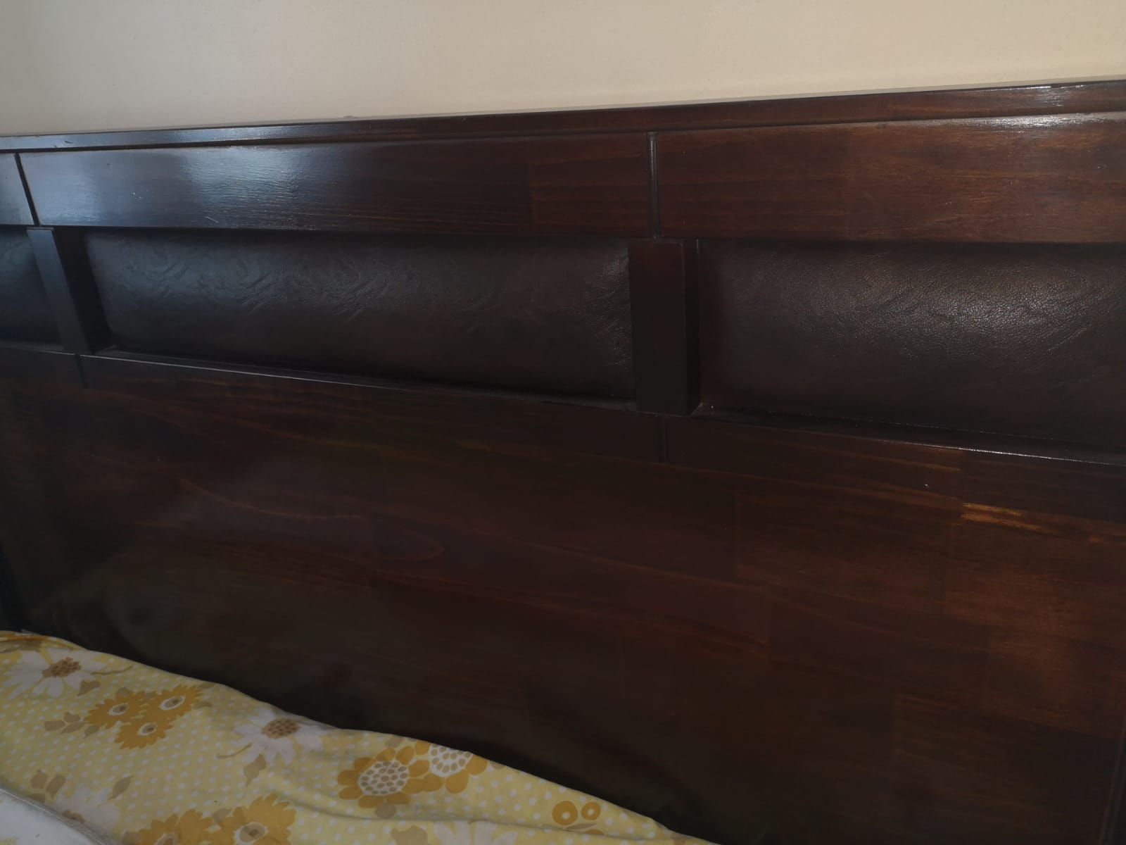 Respaldo Madera con incrustacion rrellena cubierta en ecocuero