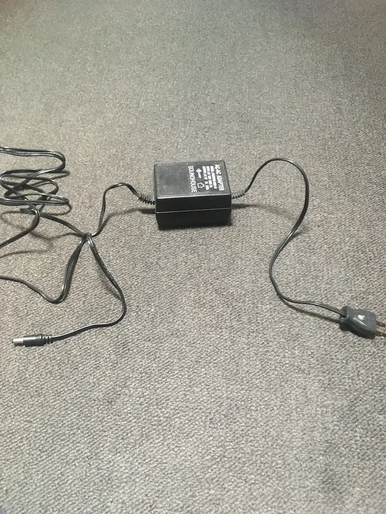 直流電線と交流電線が分離している為、ノイズの少ないACアダプタ①