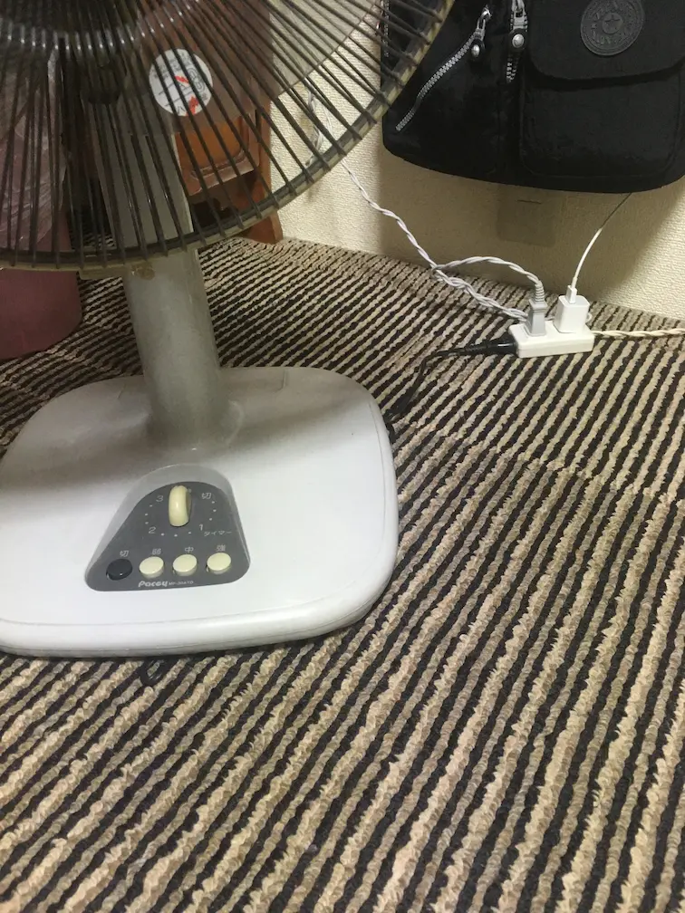 電源コードが台座の下に入り込んでいる