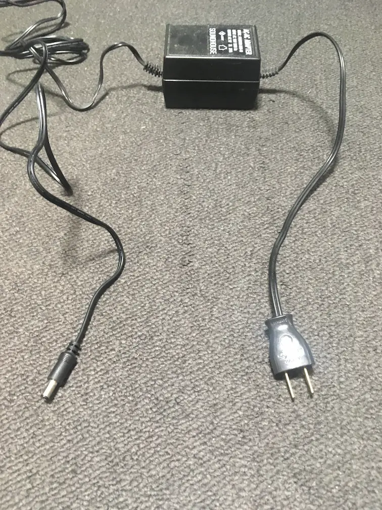 直流電線と交流電線が分離している為、ノイズの少ないACアダプタ②