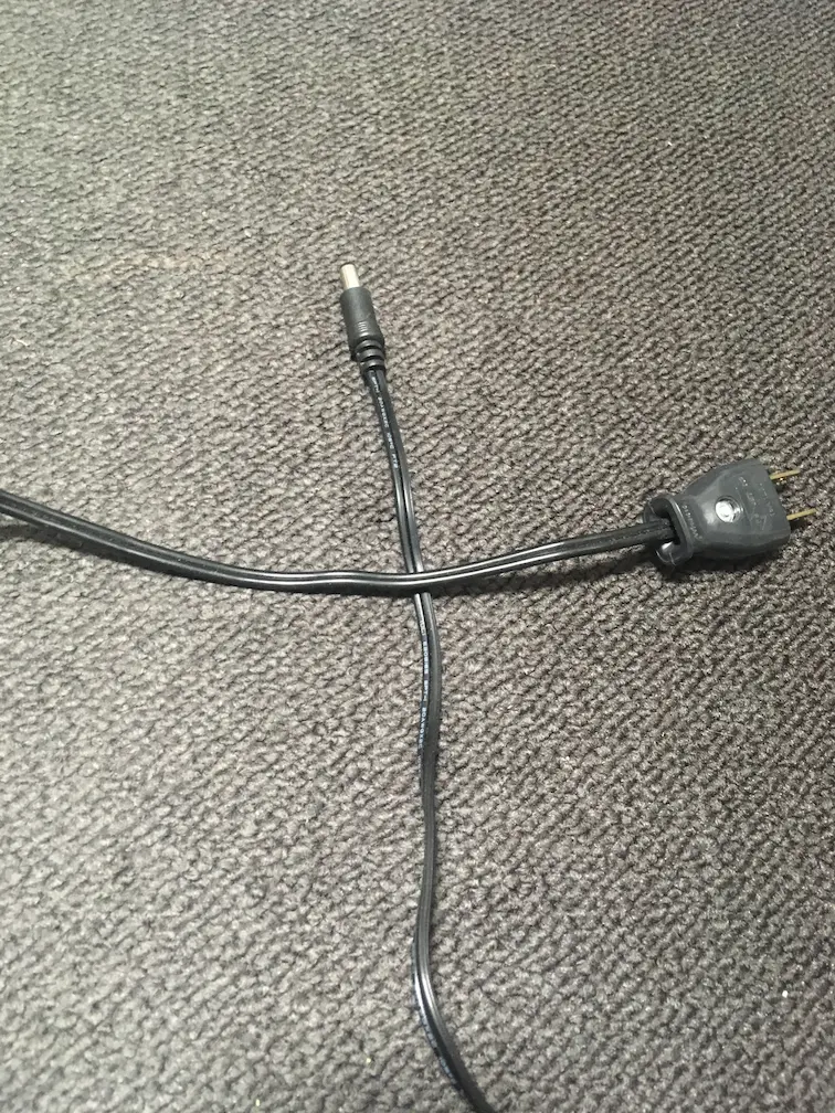 直流線と交流電源線が接触せざるを得ない場合は極力、直角交差とする