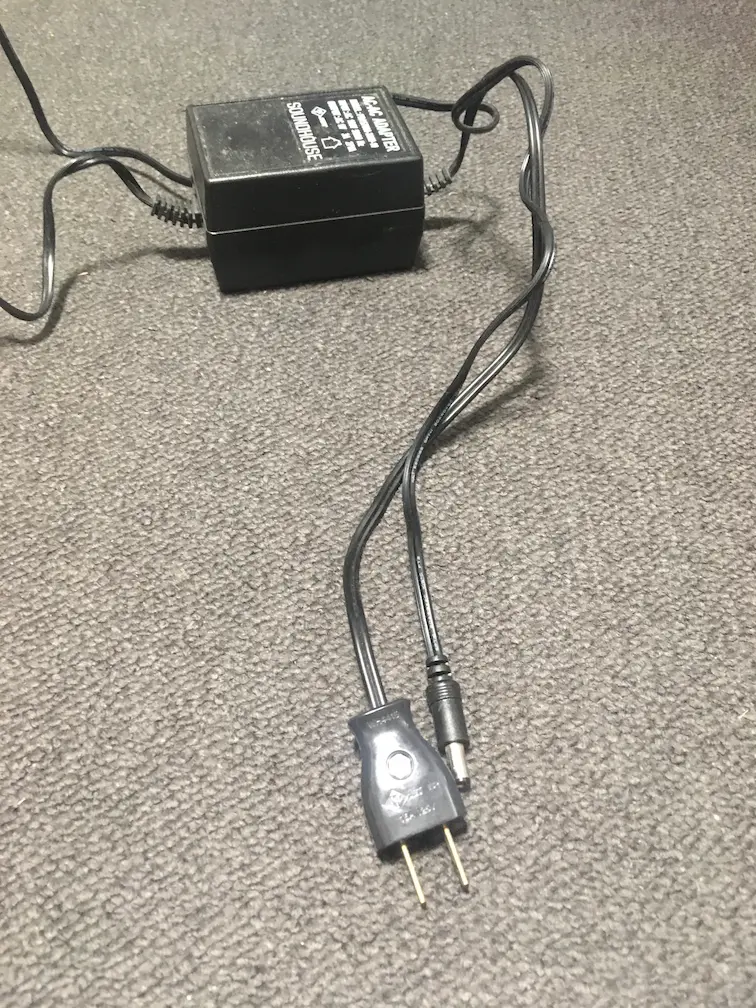 直流電線と交流電線が並走していることにより、ノイズの多いACアダプタ ①