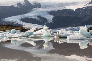 Eisschollen im Meer in Island. Schnee sieht aus wie Herz.
