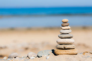Steine am Meer zu einem Turm gebaut. Steinmann, Steinmännchen