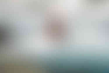 Homme torse nu assis sur la glace