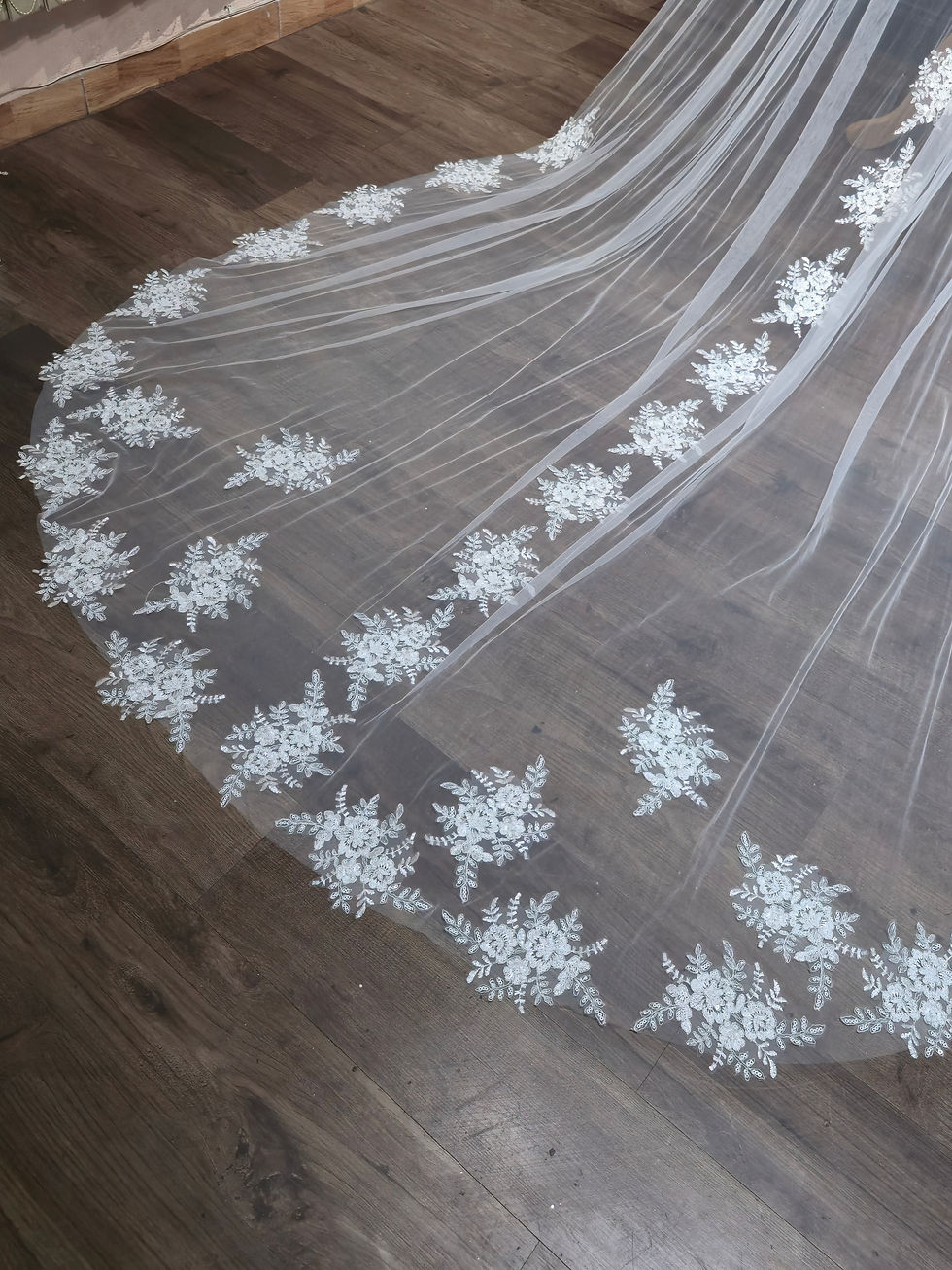 Miniatura: CAPA DE NOVIA EN TULL CON ENCAJE FLORAL