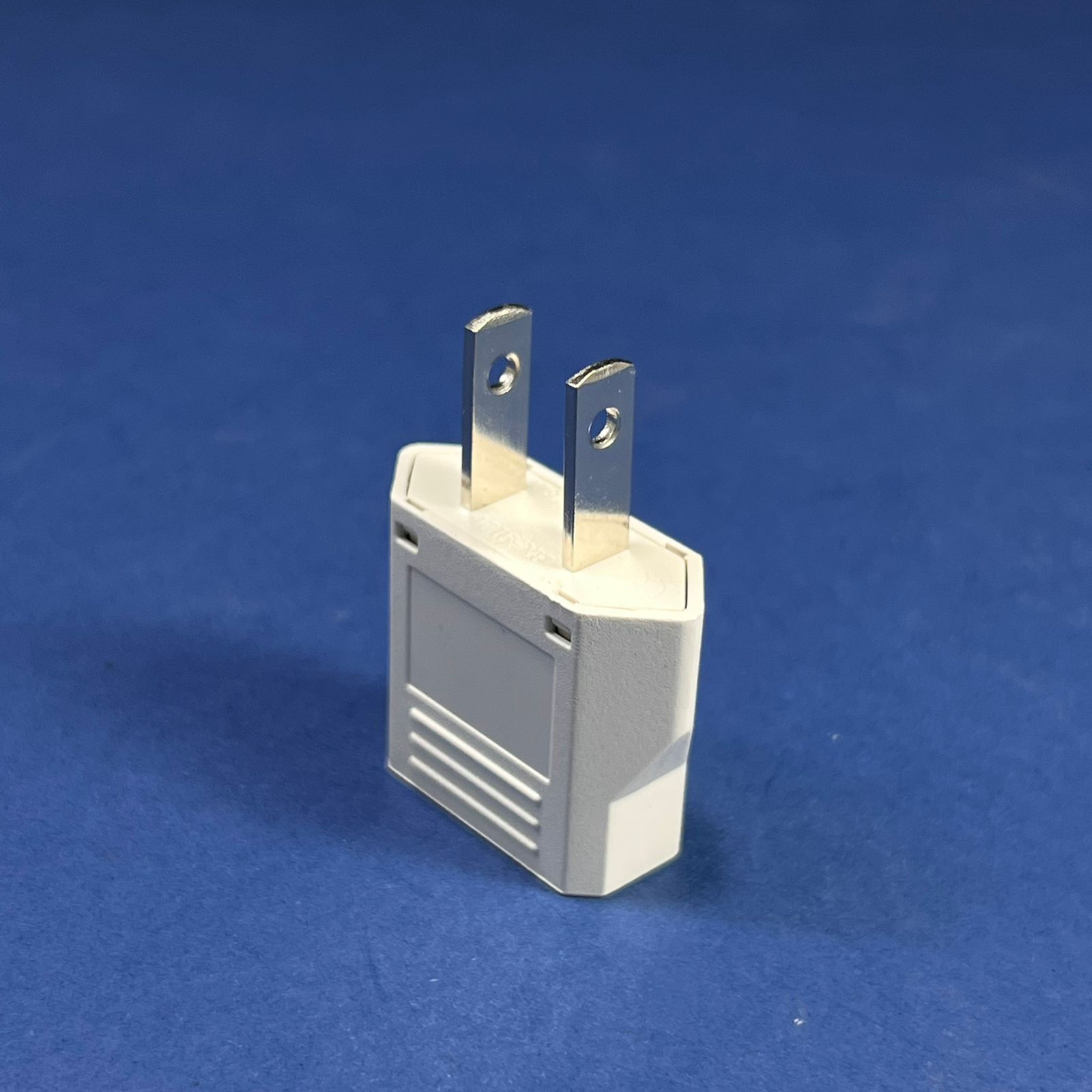 Adaptador de enchufe de enchufe pequeño europeo a estadounidense (blanco)